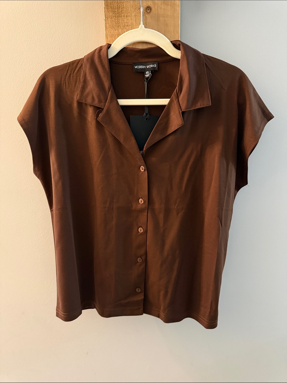 MODERN WORKS Brown Short Sleeve Button Front Top, NWTs